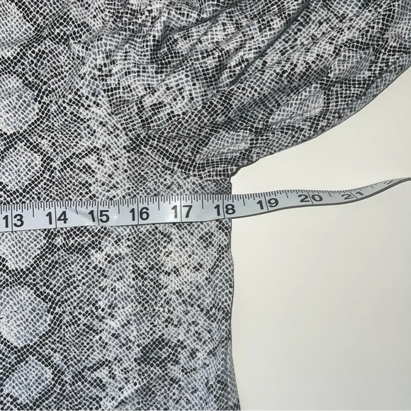 Maurices 24/7 White & Gray Snakeskin Mock Neck Long Sleeve Tee Medium Women’s - Picture 7 of 11